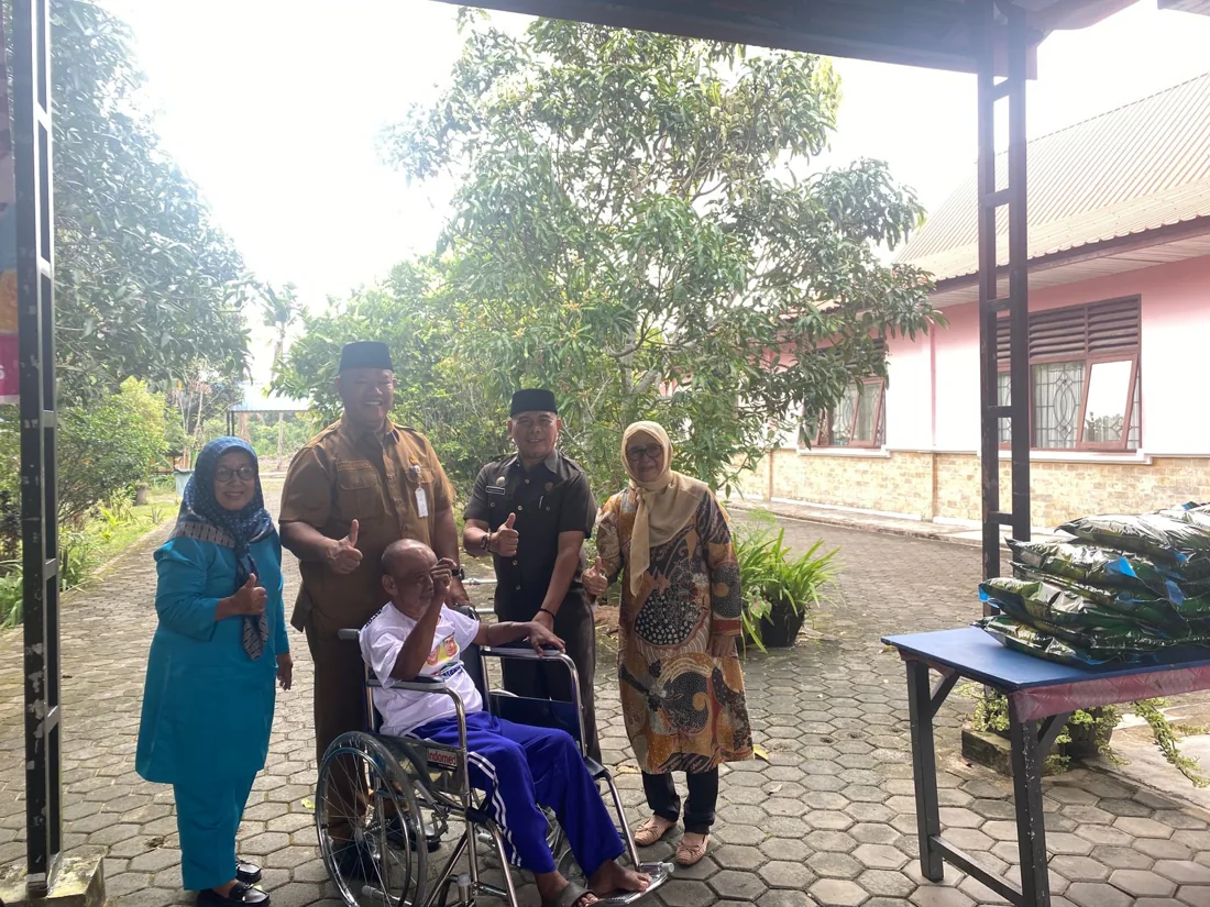Kegiatan penyerahan bantuan permakanan bersama penghuni Rumah Bahagia Bintan